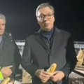 VIDEO: Nema pljeske za radnike na auto-putu, Vučić im odneo sendviče: "Ja kao stari sendvičar..."