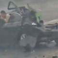 Auto smrskan, delovi svuda po putu, a pogledajte reakciju vozača: Snimak o kojem svi pričaju