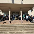 Komunalci iz Medveđe i dalje u štrajku, traže da im se obrati predsednik opštine