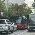 Horor u Batajnici! Devojčica (15) ispala iz autobusa u pokretu Povredila glavu, hitno prevezena u Urgentni centar