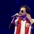 Zapalio internet svojim izgledom: Turski reper nastupao u dresu Zvezde u kome je pokorila Evropu!
