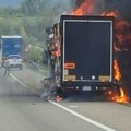 Dramatično na auto-putu kod Ražnja! Kamion u plamenu, gust dim prekrio nebo