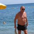 (Video) Isplivao privatni snimak Đani u bazenu održao koncert za Slađu, ona spava "kao top": Oko njih sve sam luksuz, pogled…