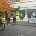 Štand SNS-a zauzeo mesto kod sata, studenti građane dočekali na drugoj lokaciji (VIDEO)