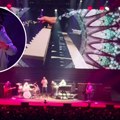 Keba kao pravi roker ludovao na koncertu "Deep Purple": Uhvaćen u Areni, niko ga nije očekivao (foto)