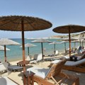 "Pokret peškira" širi se grčkom: Meštani proteruju ležaljke sa plaža: "Tu su ogromni kreveti, nemaš gde da se sunčaš…