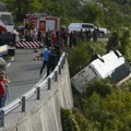 Autobus 15 metara udarao u bankinu, pa sleteo u ambis: Vozač iz Crne Gore u pritvoru, stradalo dvoje ljudi, povređen putnik…