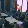 Pogledajte trenutak udara smrtonosnog potresa u Kini Svi sedeli u kuhinji pa pohitali ka vratima, ljudi goli izleteli na -13…