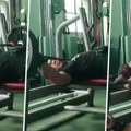 Evo zašto nije dobro da sami trenirate s tegovima: Ovaj momak je jedva izvukao živu glavu