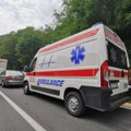 Vozač motora naleteo na neosvetljeni traktor: Nesreća u Leskovcu: Hitno prebačen u bolnicu, zadobio potres mozga