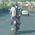 Nasmejao ceo grad: Momka uslikali kako vozi motor dok harmoniku drži na leđima, komentari ispod slike su urnebesni (foto)