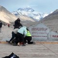 Tuča na 8.848 metara nadmorske visine Sevale pesnice na Mont Everestu zbog bizarnog razloga