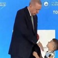 VIDEO Erdogan udario šamar dečaku pred kamerama i ljudi su poludeli od besa kad su videli ovaj snimak