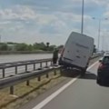 "Kako je ovo uspeo?" Na auto-putu kod Batajnice, kombi se "nasukao" na ogradu (VIDEO)