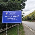 Uklonjene table na ćirilici kod Zvečana, postavljene nove sa pogrešnim natpisom "Srečan put"