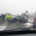 Devojka povređena u saobraćajnoj nezgodi: Težak sudar automobila i malog kamiona na magistralnom putu Kraljevo - Vrnjačka…