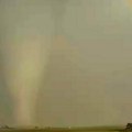 Prizor koji se viđa jednom u životu: U Americi snimljen prolazak tornada pored duge (Video)
