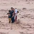 Poslednji trenuci porodice sa decom pre nego što ih je bujica odnela: Mališani grle tatu, prizor je potresan
