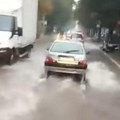 Crni oblak nad Šumadijom, pljušti jaka kiša! Potop u Kraljevu: Obilne padavine napravile kolaps, vozači staju pored puta - na…