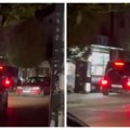 Да ли је ово најбахатији возач у Арађеловцу? Младић синмљен како вози тротоаром и купује на киоску кроз прозор „Г класе“ ВИДЕО…