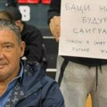 Oglasio se Miško Ražnatović, slikao se sa transparentom i oduševljeno poručio: "i pored..."