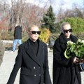 Nataša i Kristina Bekvalac u crnini na sahrani Tatjane Jecmenice. Donele bele kale, tu je i Braja (foto, video)
