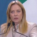 (Foto) Selfi Melonijeve izazvao šok u javnosti Italiju trese skandal neviđenih razmera: Isplivala fotografija premijerke s…