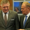 Tusk na samitu EU rekao da "posle mnogo godina nema Rusa u prostoriji" i namignuo, a tad je pored njega prolazio Fico