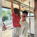 (Foto) Miloš Biković sa sinom u tramvaju Mali Vasilije (2) se uhvatio za šipku i visi: Hit scena iz Beograda