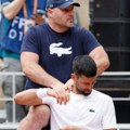 Novak Đoković opet ima problem s ramenom?! Ovaj detalj obilazi planetu! (video)