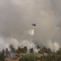 (FOTO) Požar u Deliblatskoj peščari: Gase ga helikopteri MUP-a i 32 vatrogasca