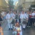 Keba napravio pometnju u Knez Mihailovoj! Poveo tapane u centru pa zapevao: Ovako najavio spektakl na Tašu