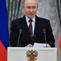 (Foto) Putin proslavio rođendan sa „starim prijateljem“ Kremlj objavio fotografiju ruskog predsednika sa Šrederom u sobi s…