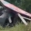 Vozač "škode" udario u kravu i izgubio kontrolu: Auto sleteo s puta i prevrtao se po kanalu, zaustavio ga bilbord (video)