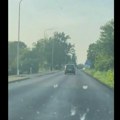 Vrućina ili "koja čašica više": Opasna vožnja po sredini puta (video)