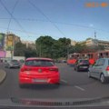 Haos na Slaviji: Odvalila se trola sa tramvaja, popucala stakla na vozilu VIDEO