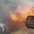 Prvi snimci velikog požara na Ibarskoj magistrali: Vatra guta kuću, crn dim se nadvio nad put (video)
