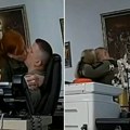 Uhvaćen u akciji sa koleginicama! Oficir se u kancelariji ljubi sa dve žene (video)