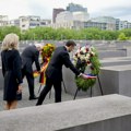 Makron i prva dama Francuske položili venac na Memorijal holokausta u Berlinu