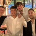 Jaka priča! Okupili se srpski košarkaši! Bivši i sadašnji reprezentativci pozirali u restoranu pred početak pripema za…