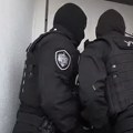 Policija, policija...Snimak hapšenja članova dve organizovane kriminalne grupe u Srbiji, "dignuti" na spavanju