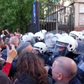 Studenti i opozicija ispred Palate pravde Novom Sadu, traže puštanje aktivista koji su u pritvoru: Došlo do koškanja i…