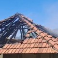Izgorela porodična kuća kod Priboja: Iz krova kulja dim, a ovo je najverovatnije uzrok požara (vdeo)