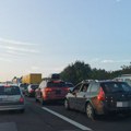 Haos u Hrvatskoj Zapalio se automobil u tunelu Sveti Rok, dužina kolone meri se u kilometrima