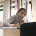 Елдина је једина ученица у удаљеном планинском селу, учитељица сваки дан прелази километре како би јој пружила знање: "Лепо…