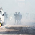Haos na ulicama Mineapolisa: Demonstranti kontejnerima blokiraju ulice, policija ispalila suzavac