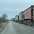 Ovo je jedini prelaz ka BiH koji je prohodan za teretni saobraćaj, a kolone kilometarske! Kamiondžije ne štrajkuju, ali…