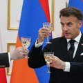 (Video) Makron se opustio na državnoj večeri, uzeo mikrofon i zapevao: Predsednik svira klavir, premijer bubnjeve