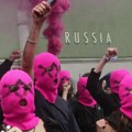 Haos na Bijenalu u Veneciji: Ruski paviljon na kratko zatvoren zbog protesta aktivistkinja "Pussy Riot" (foto)
