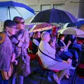 Људи гледају представу на летњој сцени ФСУ с кишобранима! Невероватан призор снимљен у Београду
